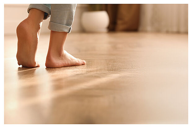 【床暖房】足元から暖かさを。床全体が均一に暖められ、空気が乾燥しにくい温水式床暖房。（イメージ画像）