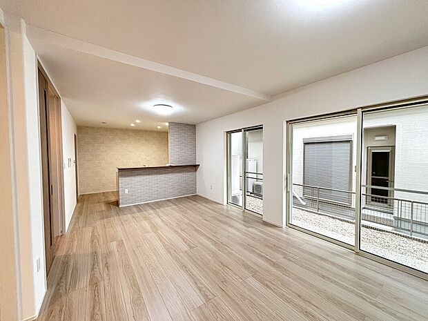 【F棟LDK】リビング、ダイニング、和室が一直線になっている間取です。