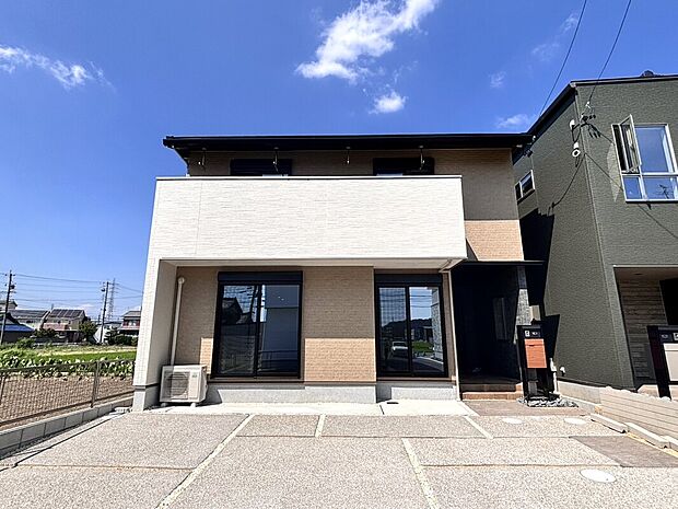 【【B棟　外観】】白と茶のスタンダードカラーで飽きの来ないデザインです。随所に窓を配し、たっぷりの陽光と心地良い風が舞い込む住まいです。