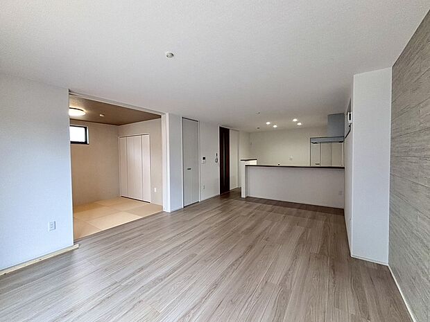 【【H棟 LDK】】ご家族みんなで長い時間を過ごすリビングは一番居心地の良い場所であって欲しい空間です。開放感のある広々リビングに光と風を呼び込みます。収納も多く快適な住空間を実現します。