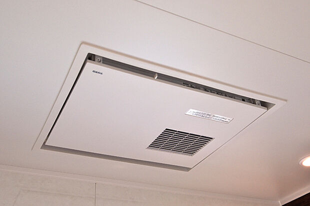 【【浴室暖房乾燥機】】花粉・梅雨時にはありがたい浴室暖房乾燥機。浴室に標準装備で夏の暑い日・冬の寒い日に重宝します。1台で暖房・乾燥・涼風・換気の4役をこなします