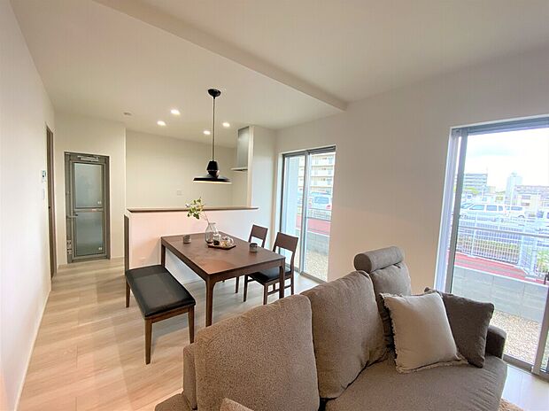 【【LDK同仕様】】広くゆったりとご家族揃って寛げるLDKは20帖以上。毎日の始まりと終わりをここで迎える大切な空間です。落ち着いた雰囲気で過ごしたりご家族でわいわい盛り上がったりする日も◎