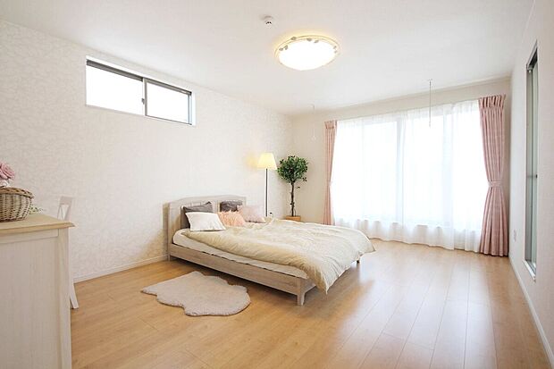 【【主寝室同仕様】】ウォークインクローゼット付きのゆとりある主寝室。ダブルベッドを置くことができる広さです。ゆとりの寛ぎ空間でプライベートタイムをゆったりとお過ごしいただけます。