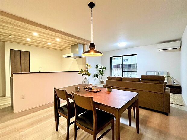 【【LDK同仕様】】対面式キッチンを配し、ご家族とのコミュニケーションが取りやすい間取りです。LDでお過ごしのご家族を見守ったり、お子様と今日一日の出来事をお話したりできます。/A棟