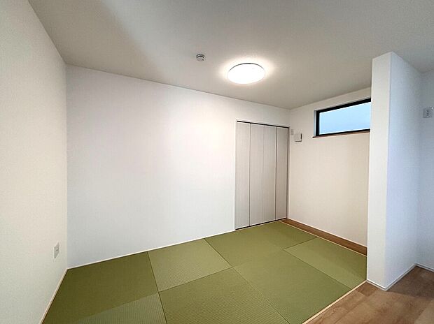 【【畳コーナー同仕様】】フラットタイプで、リビングとの一体感が高く、圧迫感のない広いお部屋を演出!来客時の宿泊スペースにする際は仕切りを置いて個室風に、お子様と遊ぶ時は開放的になど、使い方も多様!/B棟