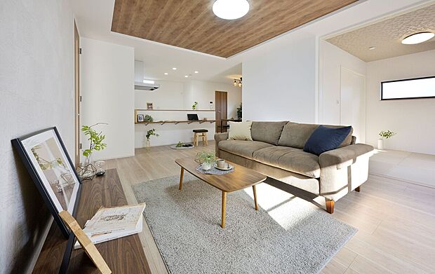 JR武豊線「亀崎」駅まで自転車約8分！閑静な住宅街に位置し、分譲地の東側には、緑豊かな遊歩道があり、お散歩などをゆったりとお楽しみいただけます♪