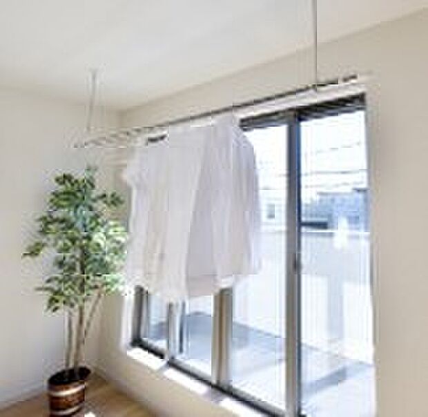 【【ホスクリーン】】ポールがワンタッチで着脱可能なスポット型物干し。非使用時はフックに収納でお部屋スッキリ。急な雨の時にもパッと室内に取り込めて便利です。