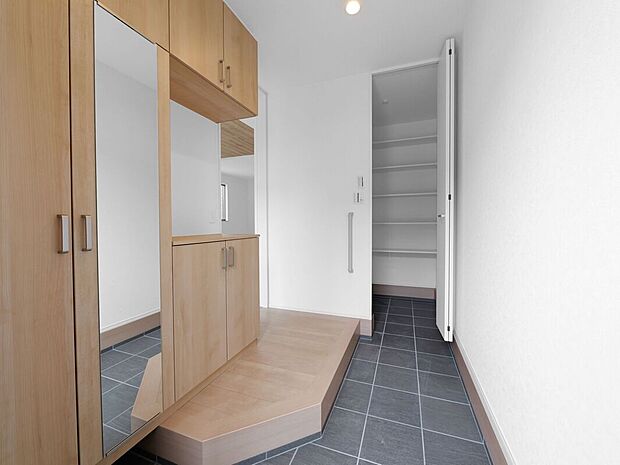 【【B-6棟 玄関】】玄関には土間タイプの玄関収納があります。ガーデニング用品にアウトドア用品、傘やコートなども気兼ねなくしまえて玄関がスッキリ片付きます。