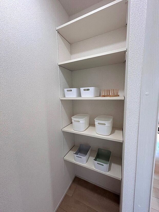 【【B-6棟 パントリー】】食品や食器などを収納できるパントリー。普段はあまり使わない調理器具や入りきらない調味料類をしまうなど、使い勝手は多様。備蓄庫として機能性だけではなく見た目にも優れた収納です!