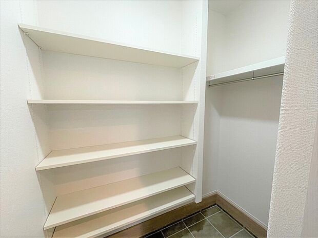 【【A棟　玄関収納】】玄関の土間収納はベビーカーやアウトドアグッズなども置けます。また外出着のコートなどをクロークにかけておくことができます。