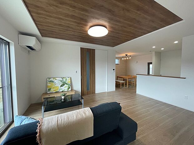 【【A棟　LDK】】お料理しているときも、ご家族との繋がりが感じられる間取り。ダイニングスペースで勉強をするお子様の様子を見守れます。