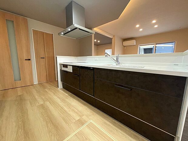 【【D棟　キッチン】】お手入れ簡単、収納力、使いやすさにこだわったシステムキッチンです。キッチンでの作業が楽しくなる嬉しい設備を標準装備しています。