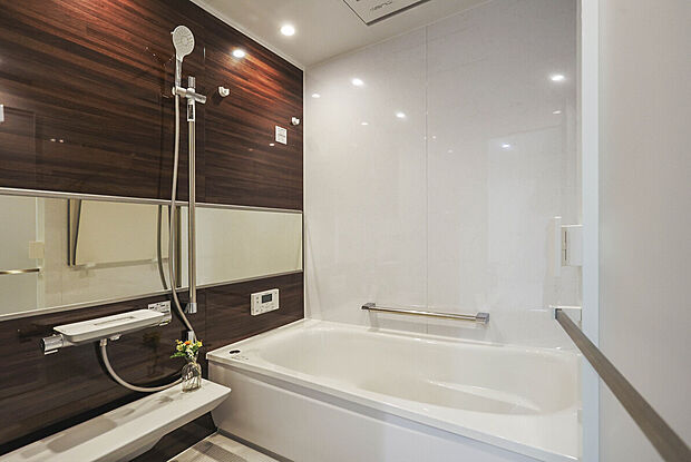 【【浴室同仕様】】寒い冬場でも、冷やっとしない快適な床仕様。床の溝が浅いのでスポンジが奥まで届き、軽くこするだけで汚れをキレイに落とせます。