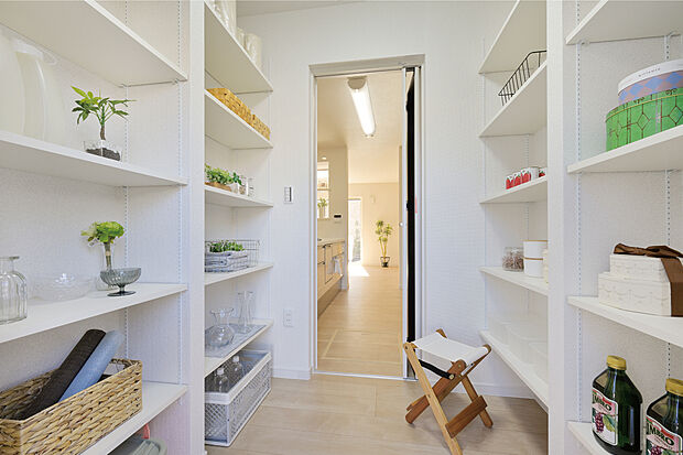 【【パントリー】】パントリーは全邸標準仕様(形状は各邸異なります)。箱買いした食品のストックや調理家電などを収納でき、いつもキッチンをスッキリとした空間に保てます。