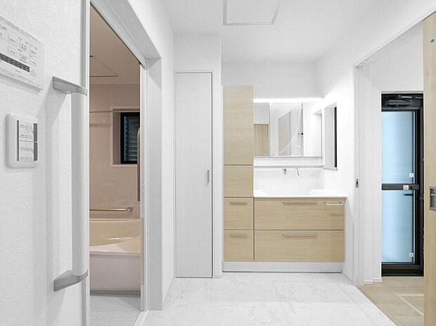 【【B-6棟　洗面室】】大容量の収納と、ゆとりの広さを兼ね備える洗面室。朝の混雑する時間でも、ご家族で並んで歯磨きもできる広さです。