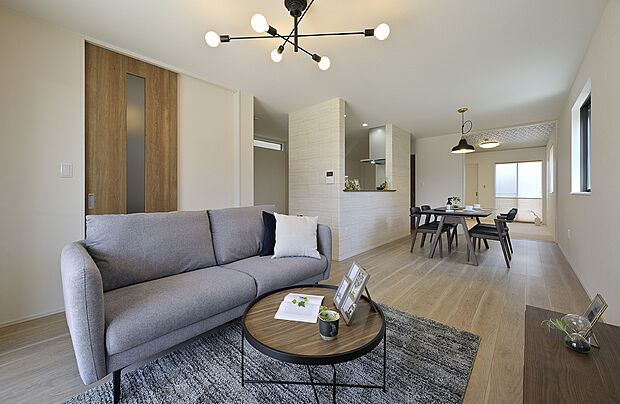 【【LDK同仕様】】大切なご家族が集まるからこそLDKにはこだわりたい！休日はおひさまの光をたっぷり取りこめるリビングでゆったりと寛げます。子供たちが元気に笑いながら走り回っても十分な広さの空間です。