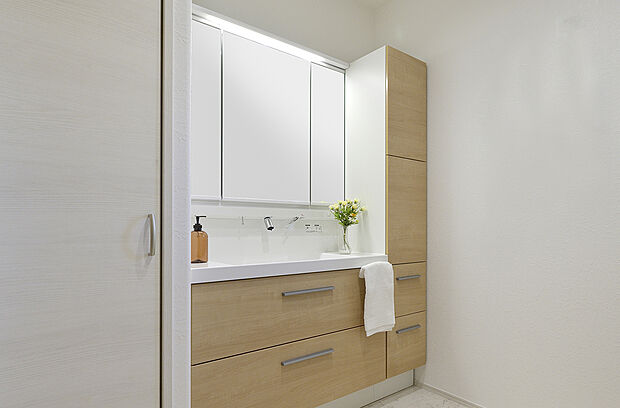 【【洗面室同仕様】】ゆとりの洗面室で朝の身支度も快適スムーズ！三面鏡で髪のセットやお化粧もストレスなくこなせ、朝から気分良く通勤通学に向かえそう♪鏡の裏にはたっぷりと収納スペースを標準装備！