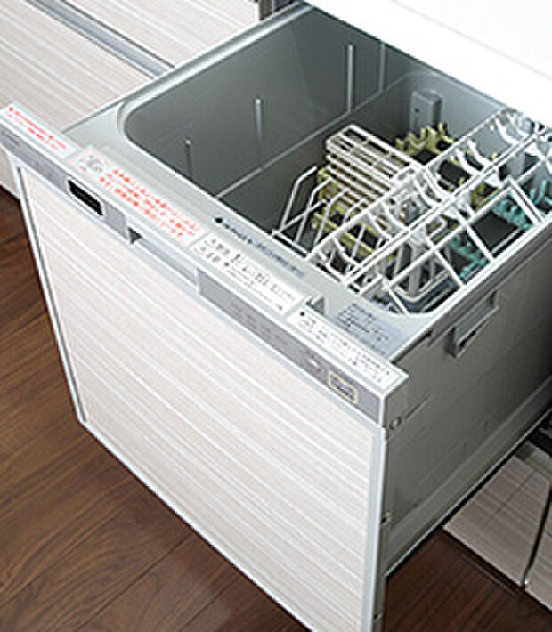 【食器洗浄乾燥機】洗浄から乾燥まで、簡単操作で完了するビルトイン式の食洗機で、忙しい家事をサポート。溜まってしまった洗い物も、これで解決！家事の時短が叶います。