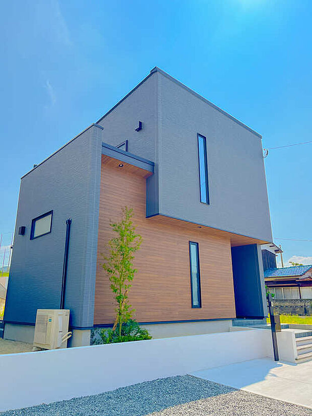 ホテルライクでシックな外観がお出迎え。デザイン性と住み心地を実現しました。