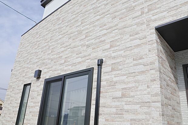 【外壁】ケイミュー・光セラ採用-光触媒の力で汚れを浮き出し洗い流すため、お手入れもお手軽です