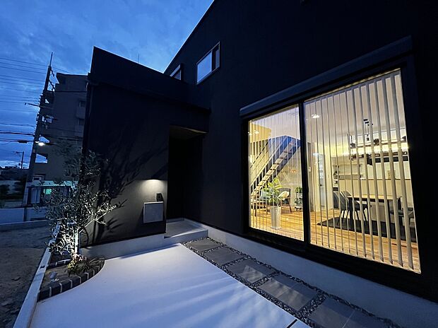 【外観(5)】灯りがこぼれ、温もりを感じる外観