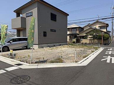 土地、標準仕様建物（消費税含）、標準外構費が含まれた金額です。 