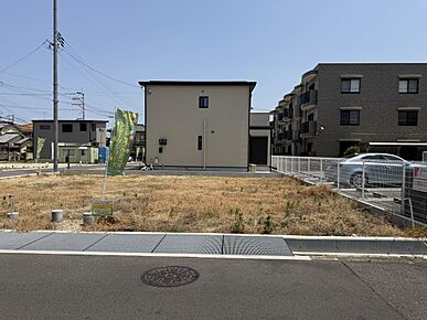 土地、標準仕様建物（消費税含）、標準外構費が含まれた金額です。 