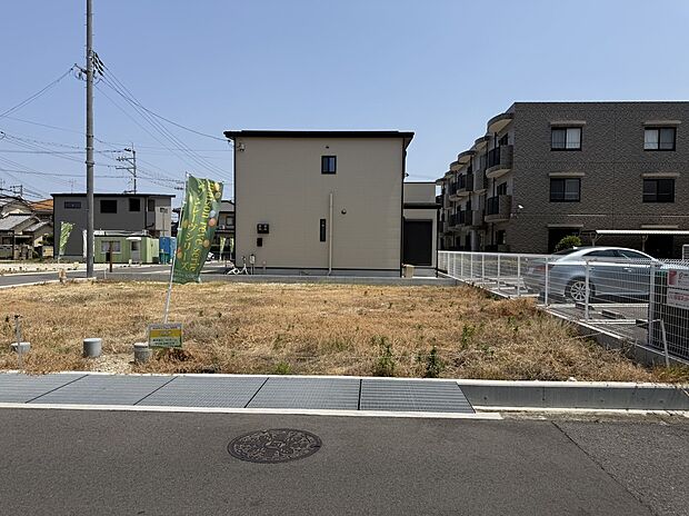 土地、標準仕様建物（消費税含）、標準外構費が含まれた金額です。