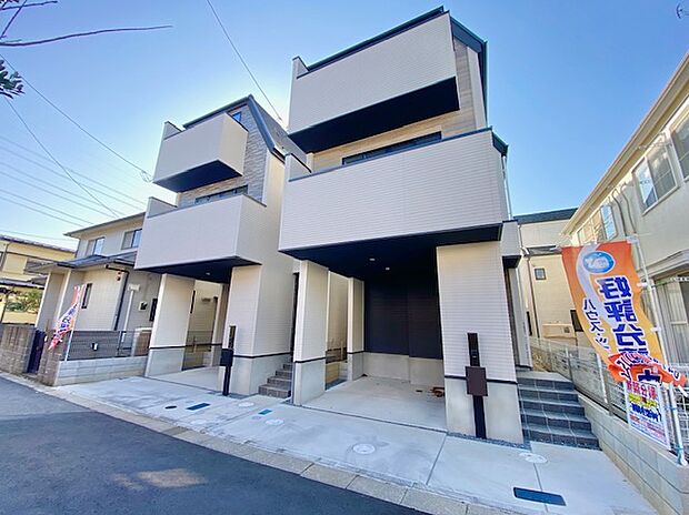 スッキリとした3階建て。2つのバルコニーで開放感があり、洗濯物もゆっくりと干せます。