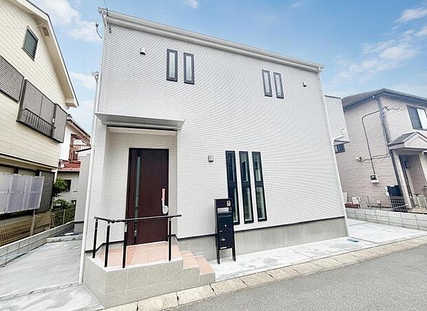 ホワイトの美しい外観に目を奪われます。南向きの日当たり良好な住まいは全居室2面採光が取れます。明るい光が入ります。