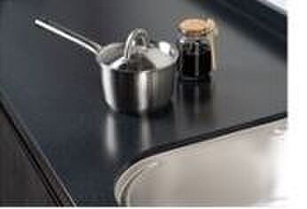 【キッチン】ハイグラニット天板
熱や衝撃に強いアクリル系人工大理石天板