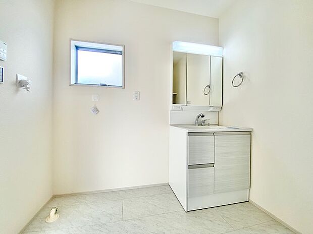 【洗面所】シャワー機能付き洗面台は広めの洗面ボウル、３面鏡なので収納スペースもあり洗面周りはスッキリ片付きます。(4号棟)