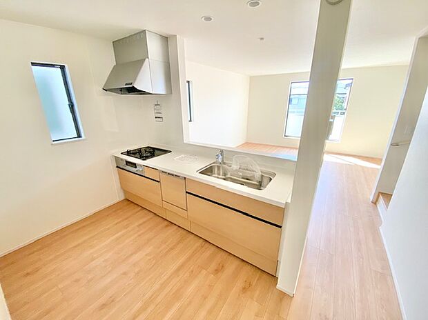 【キッチン】広々としたカウンターキッチン。夫婦やお子様と一緒に料理をしても十分な広さです。