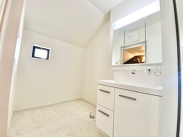 【洗面所】シャワー機能付き洗面台は広めの洗面ボウル、３面鏡なので収納スペースもあり洗面周りはスッキリ片付きます。