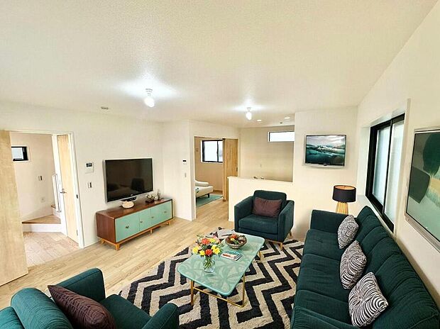 【リビングダイニング】一日の中で多くの時間を過ごすリビング。大きな窓から入り込む日差しなので、室内は明るく心地よい場所になります。