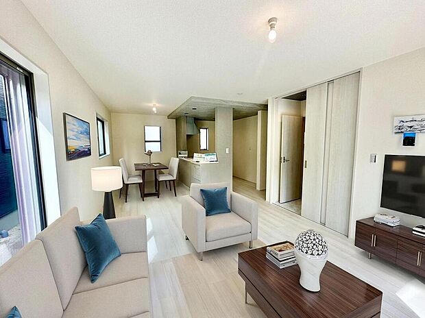 【リビングダイニング】採光良好なリビングは、ご家族が集まる憩いの場。居心地が良くご家族の会話も楽しめます.。