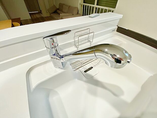 【浄水器一体型水栓】水栓一体型浄水器は、浄水カートリッジが水栓に内蔵されているのが特徴で、また浄水器ごとホースを引き出せます。