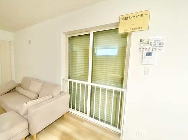 【電動シャッター】雨や雪の日でも、室内から濡れずにシャッターを操作できるため、生活の快適性が向上します。手動シャッターに比べて防犯性が高く、外部からの侵入を防ぐ効果があります。
