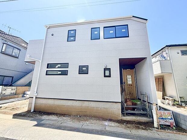【現地外観写真】周囲に高い建物のないエリア。空が大きく感じます。