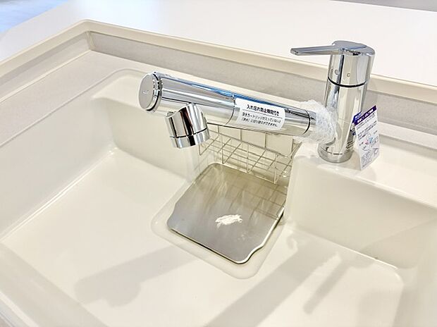 【浄水器一体型水栓】ハイマーブルシンク
汚れの溜まりやすいシンクとワークトップのつなぎ目をなくすことで、お手入れがラクなシムレスデザイン