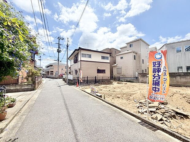 【現地写真】バルコニー南東向きの木造3階建て。日当たり良好です。