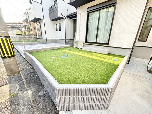 【庭】人工芝のお庭付き。プランターなどのガーデニングや、ちょっとした癒しの空間にお使いいただけます。