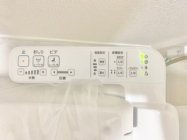 【温水洗浄便座】■温水洗浄便座■
快適で衛生的なトイレ環境を提供する日本独自の高機能便座です。日常生活に欠かせない設備となっています。