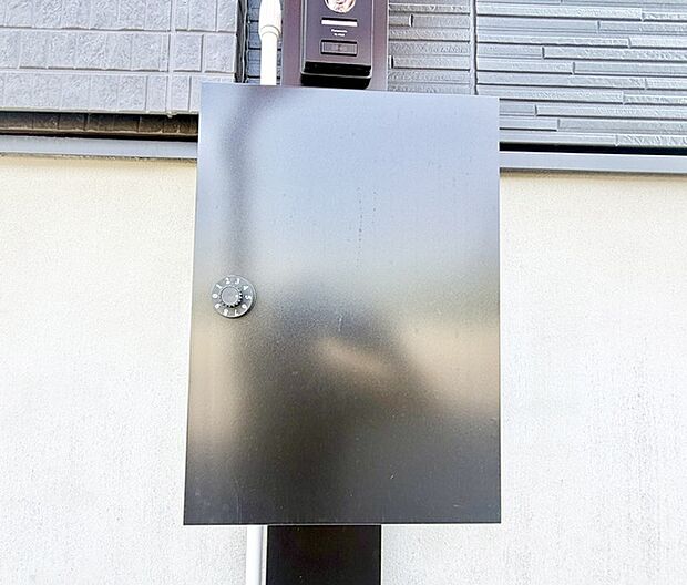 【ダイヤル式メールボックス】ダイヤルを合わせて開閉するため、防犯対策ができます。
