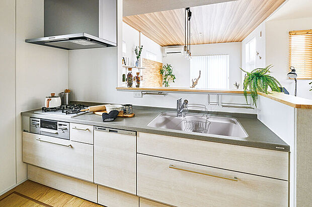 【キッチン/トクラスBb】
使いやすさと美しさを追求し、料理をするのが楽しみになるキッチンです。デザイン性はもちろん機能性も高く、お手入れも簡単です。