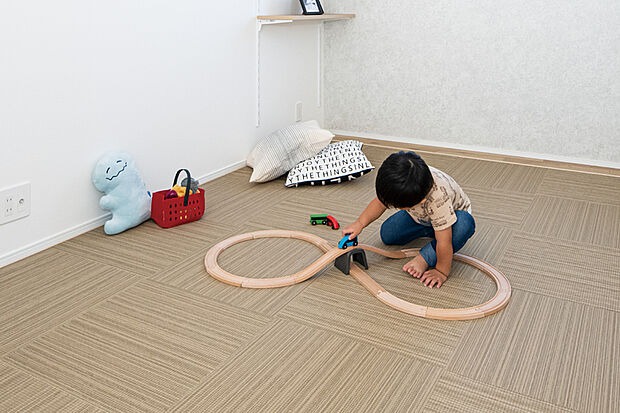 【フレキシブルに使えるフレックスルーム】
引き戸を開閉して、個室と続き間に切り替えられる部屋をリビングの隣に設計。趣味の部屋や客間、キッズスペースとしても使えます。※号棟により採用状況が異なります。