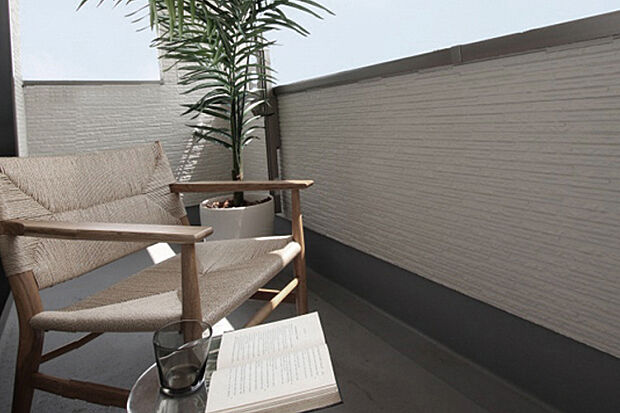 【インナーバルコニー】
外からの視線を遮るので、プライベート空間として利用できます。テーブルやイスを置いて、ゆったりくつろげます。※号棟により採用状況が異なります。