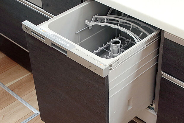 【【食器洗浄乾燥機】】食事の後片付けをサポートしてくれるビルトインタイプの食器洗い乾燥機が標準装備。家事の時間短縮になるだけでなく、手洗いに比べて大幅に節水できる省エネタイプを採用しています。