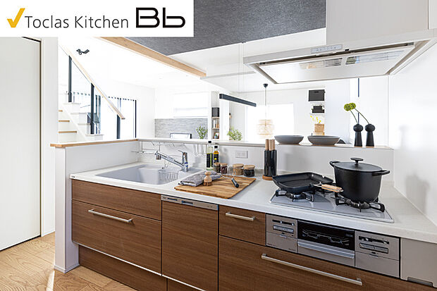 【【キッチン/トクラスBb】】熱や水、汚れに強く、美しいキッチンカウンターに、節水・浄水機付きの水栓など機能性とデザイン性の高い機器を備えたキッチンです。※キッチン形状は号棟により異なります。