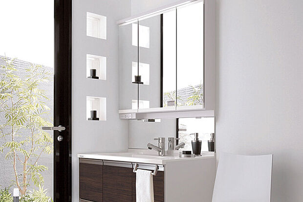 【【パナソニックシーライン】】パナソニックの洗面化粧台を採用。下部にスペースのあるフロートタイプ。ドライヤーやシェーバーなど散らかりがちな家族の小物もワイドな収納にお任せ。台に乗らなくてもちゃんと見えるミドルミラー付き。